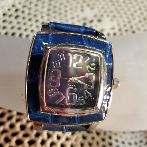 EUC Blue Quartz battery watch - Picture 11 of 11